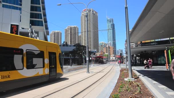 Gold Coast Light Rail G en Surfers Paradise — Vídeos de Stock