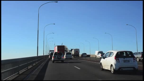 Tráfico en el puente del puerto de Auckland — Vídeos de Stock