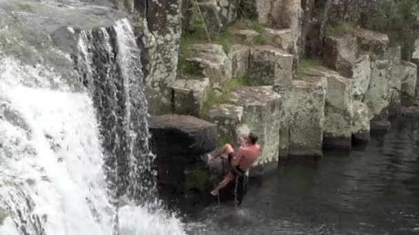 Man klättring på Charlies rock vattenfall Kerikeri Northland nya Zeeland 03 — Stockvideo