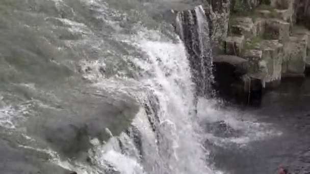 Man zwemmen onder Charlies rock waterfall Kerikeri Nieuw-Zeeland 01 — Stockvideo