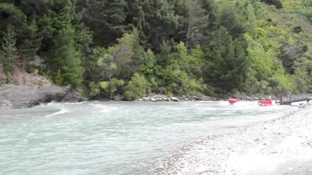 A turisták élvezhetik a nagy sebességű jet boat ride — Stock videók