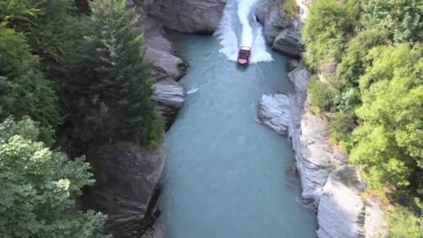 Les touristes profitent d'une promenade en bateau à réaction à grande vitesse — Video