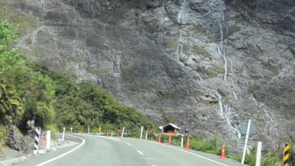 Homer Tunnel en over de weg — Stockvideo