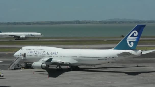 오클랜드 공항에서 뉴질랜드 승객 제트 비행기 — 비디오