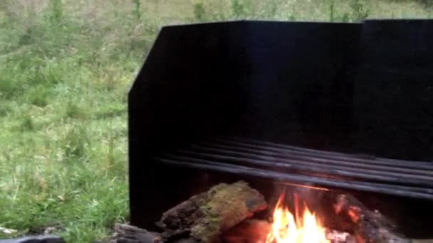 Lagerfeuer im Freien in der Nähe eines Zeltes — Stockvideo