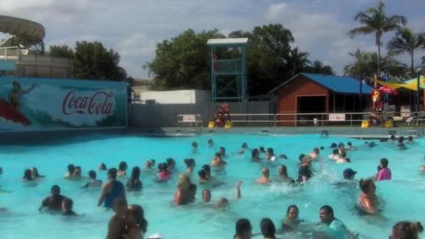 Visitantes en la piscina de olas gigantes — Vídeos de Stock