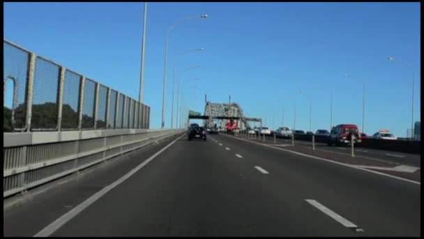 Tráfico en Auckland Harbor Bridge en Auckland — Vídeos de Stock