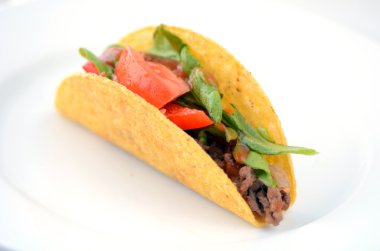 Meksika taco beyaz tabakta