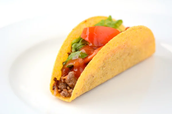 Mexicaanse taco geserveerd op een witte plaat — Stockfoto