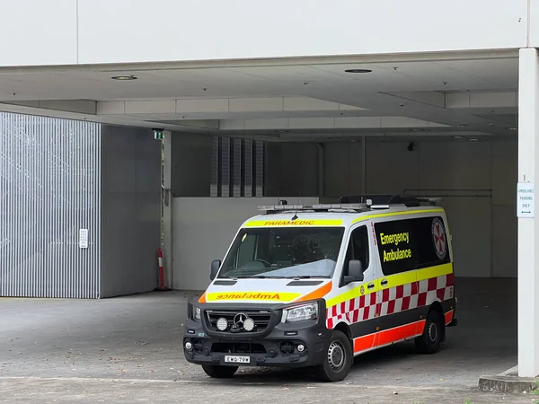 OCT 17 2025: Port Macquarie Üs Hastanesi 'nde acil ambulans servisi. Yılda milyonlarca çağrıya cevap veriyorlar. Sadece NSW ambulansı yılda bir milyondan fazla çağrı alıyor..