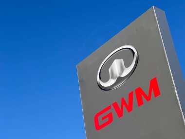 PORT MAQUIRE, NSW - 21 Ocak 2025: GWM Great Wall Motor logosu. GWM, Çin 'de karlılığı tehdit eden yüksek fiyat rekabeti gibi ekonomik konuları ele alıyor.