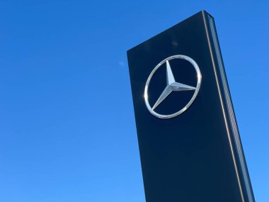 PORT MAQUIRE, NSW - OCT 21 2025: Mercedes-Benz, Çin 'de yaşanan önemli yavaşlama, araba satışlarında düşüş, EV piyasasında yükselen rekabet ve ABD tarifeleri nedeniyle ekonomik güçlüklerle karşı karşıya..