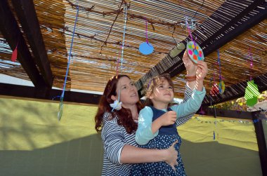 Yahudi kadın ve aile Sukkah dekorasyon çocuk
