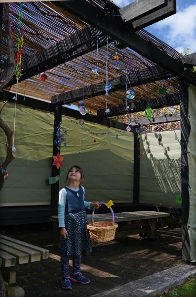 Jewish child decorating the family Sukkah — Stok fotoğraf