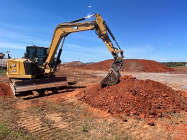 PORT MACQuARIE, NSW - 15 Kasım 2025: İnşaat alanında kazı yapan kazıcı. Avustralya inşaat sektöründe yaklaşık 411 bin işletme var.