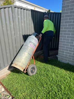 PORT MACQuARIE, NSW - NOV 19 2025: Avustralya doğalgaz dağıtım elemanı. Avustralya 'da bol miktarda gaz var. Aslında, Avustralya Katar 'ın yanı sıra dünyanın en büyük gaz ihracatçılarından biri..