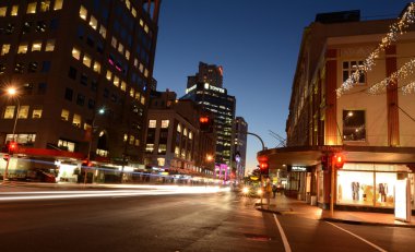 Geceleri sokakta gümrük Auckland şehir merkezinde trafik