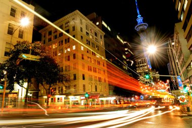 Geceleri sokakta Victoria Auckland şehir merkezinde trafik
