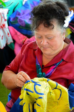 Bir Tivaevae dikiş kadın