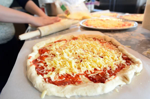 Cucina pizza fatta in casa — Foto Stock