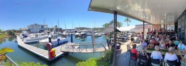 PORT MACQuARIE - NOV 12 2025: d 'Albora Port Macquarie Marina NSW Australia.Hastings Nehri' nde yer alan marina, tekne, yemek ve diğer konforlar için bir merkez sunmaktadır..