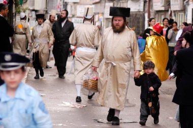 JERUSALEM - MAR 15 2006: Purim Yahudi bayramını kutlayan Ortodoks Yahudileri, antik İran 'da, Mea Shearim Mahallesi' nde, Kudüs 'te, İsrail' de Yahudilerin imhasından kurtuluşu.