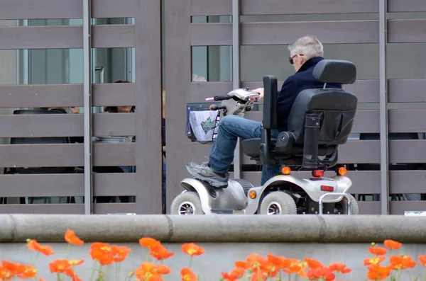 Uomo anziano guida mobilità scoote — Foto Stock