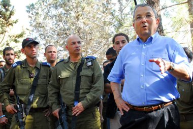 ASHKELON - 21 AUG 2011: İsrail Savunma Bakanı Ehud Barak, İsrail 'in Ashkelon' daki askeri anti-roket sistemleri 