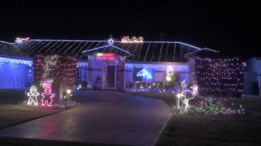 PORT MACQuARIE - 24 DEC 2025: Gece karanlığında yeni yıl süslemeleri olan ev, sık sık kötü şansı uzaklaştırmaya odaklanıyor ve gelecek yıl için iyi şans, ışık ve sıcaklık getiriyor