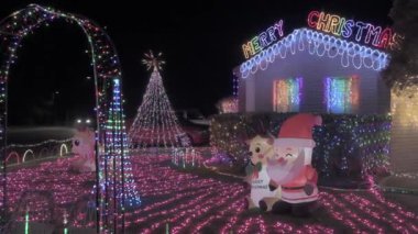 PORT MACQuARIE - 24 DEC 2025: Gece karanlığında yeni yıl süslemeleri olan ev, sık sık kötü şansı uzaklaştırmaya odaklanıyor ve gelecek yıl için iyi şans, ışık ve sıcaklık getiriyor