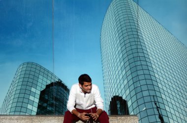Genç Hintli iş adam görüşmeler bir akıllı telefon