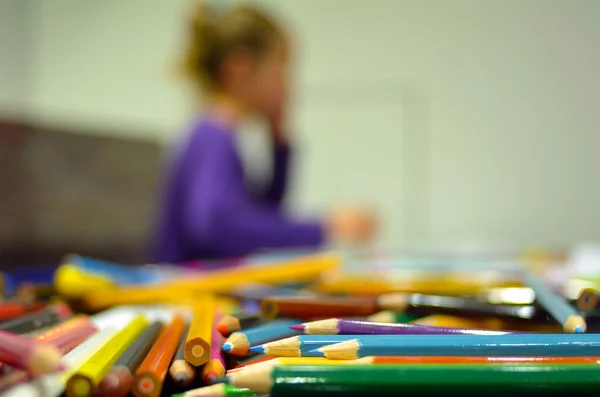 Mädchen denkt über Kunst nach — Stockfoto