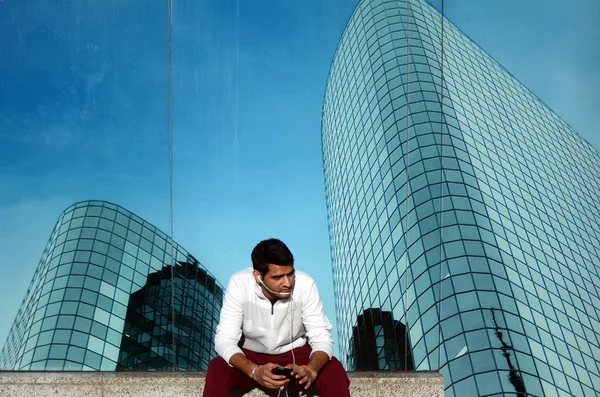 Молодой индийский бизнесмен разговаривает по смартфону — стоковое фото