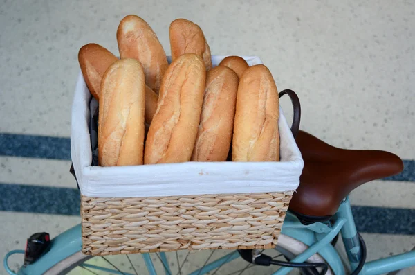 Färska franska bröd, baguetter i en korg på en cykel — Stockfoto