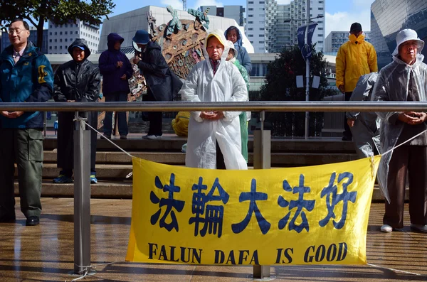 Chines folk öva Falun Dafa i Aotea Square i Auckland — Stockfoto