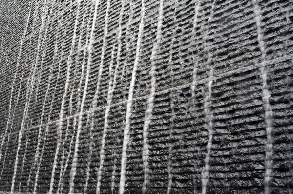 Wasserfall auf dunklen Stein — Stockfoto