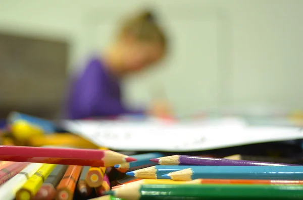 Menina desenho com lápis de cor — Fotografia de Stock