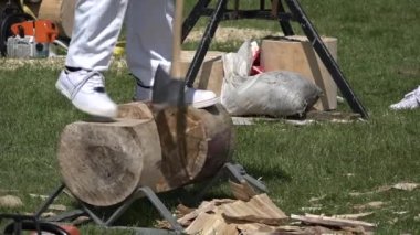 Adam woodchopping ahşap günlüğü