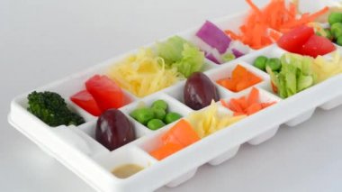 Taze sebze küçük porsiyonlar tepsi içinde devam eder.