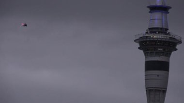 Auckland - Eylül 11 2015: Helikopter vurgulu Auckland Yeni Zealand.It'ın 328 en uzun yapma m (1076 ft) müstakil yapı Güney yarımkürede Sky Tower en yakın.