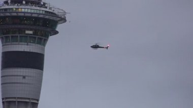Helikopter uçmak Sky Tower Auckland Yeni Zelanda üst çevresinde