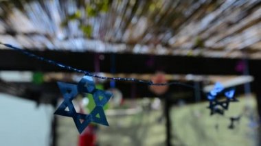 Bir Yahudi ailenin Sukkah Yahudi Festivali için Sukkot içinde süslemeleri