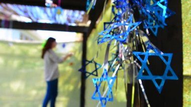 Yahudi kadın burada Sukkot ailesinin Sukkah Yahudi Festivali için dekorasyon