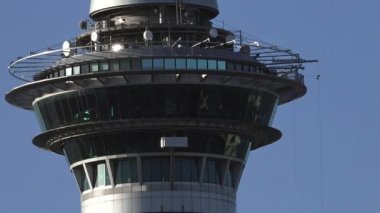 Ağır çekim Bungee jumping Auckland Yeni Zelanda Auckland Sky Tower kapalı. SkyJump Yeni Zelanda'nın en heyecan verici turistik ve bu 'kaçırma' Auckland Yeni Zelanda deneyimlerinden biridir