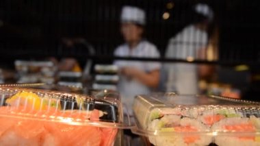 Japon işçi suşi rulo hazır olun.
