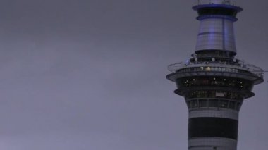 Helikopter uçmak Sky Tower Auckland Yeni Zelanda üst çevresinde