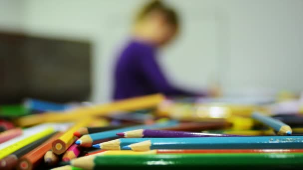 Menina desenho com lápis de cor — Vídeo de Stock