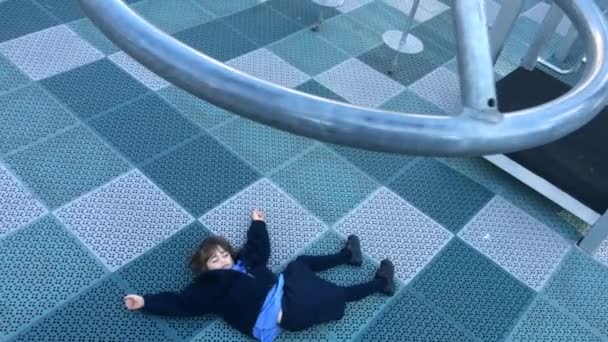 Niño lesionado en patio de recreo — Vídeos de Stock