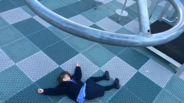 Bambino ferito nel parco giochi — Video Stock