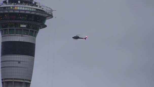 Latać śmigłowcem wokół górnej części Sky Tower w Auckland, Nowa Zelandia — Wideo stockowe